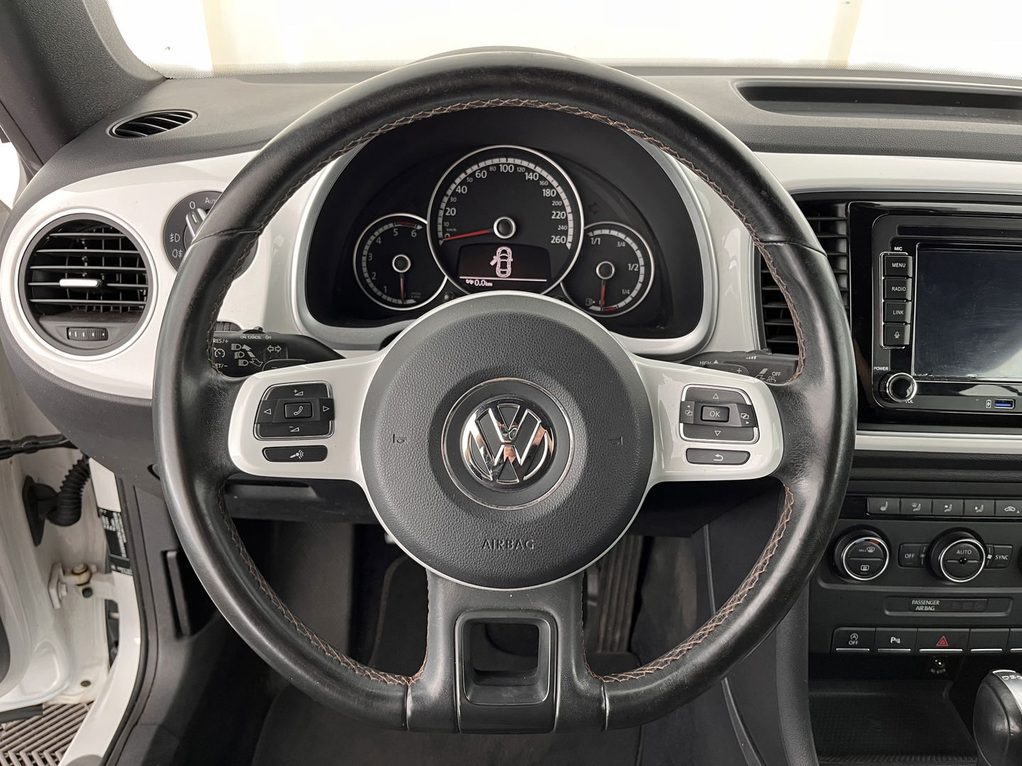 Volkswagen Beetle Cabriolet 1.6 TDI Design Cup Aut. *LUXURY-LEATHER | FENDER-AUDIO | CARPLAY | COMFORT-SEATS | HEATED-SEATS | ECC | SHIFTPADDLES | PDC | AIRSCARF | CRUISE | 19''ALU*