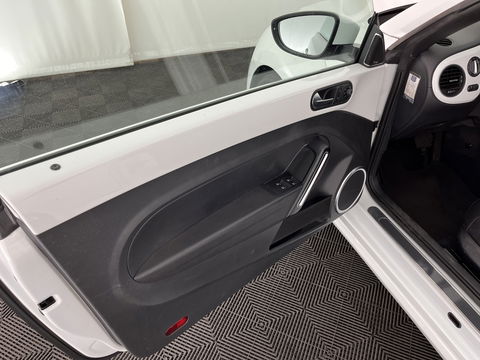 Volkswagen Beetle Cabriolet 1.6 TDI Design Cup Aut. *LUXURY-LEATHER | FENDER-AUDIO | CARPLAY | COMFORT-SEATS | HEATED-SEATS | ECC | SHIFTPADDLES | PDC | AIRSCARF | CRUISE | 19''ALU*