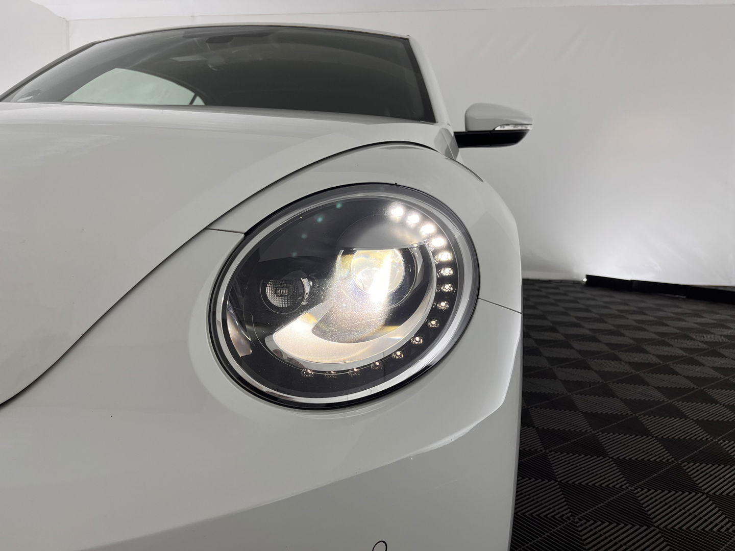 Volkswagen Beetle Cabriolet 1.6 TDI Design Cup Aut. *LUXURY-LEATHER | FENDER-AUDIO | CARPLAY | COMFORT-SEATS | HEATED-SEATS | ECC | SHIFTPADDLES | PDC | AIRSCARF | CRUISE | 19''ALU*