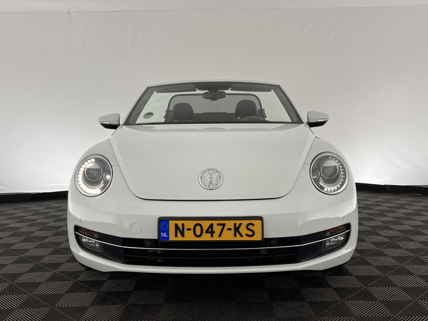 Volkswagen Beetle Cabriolet 1.6 TDI Design Cup Aut. *LUXURY-LEATHER | FENDER-AUDIO | CARPLAY | COMFORT-SEATS | HEATED-SEATS | ECC | SHIFTPADDLES | PDC | AIRSCARF | CRUISE | 19''ALU*