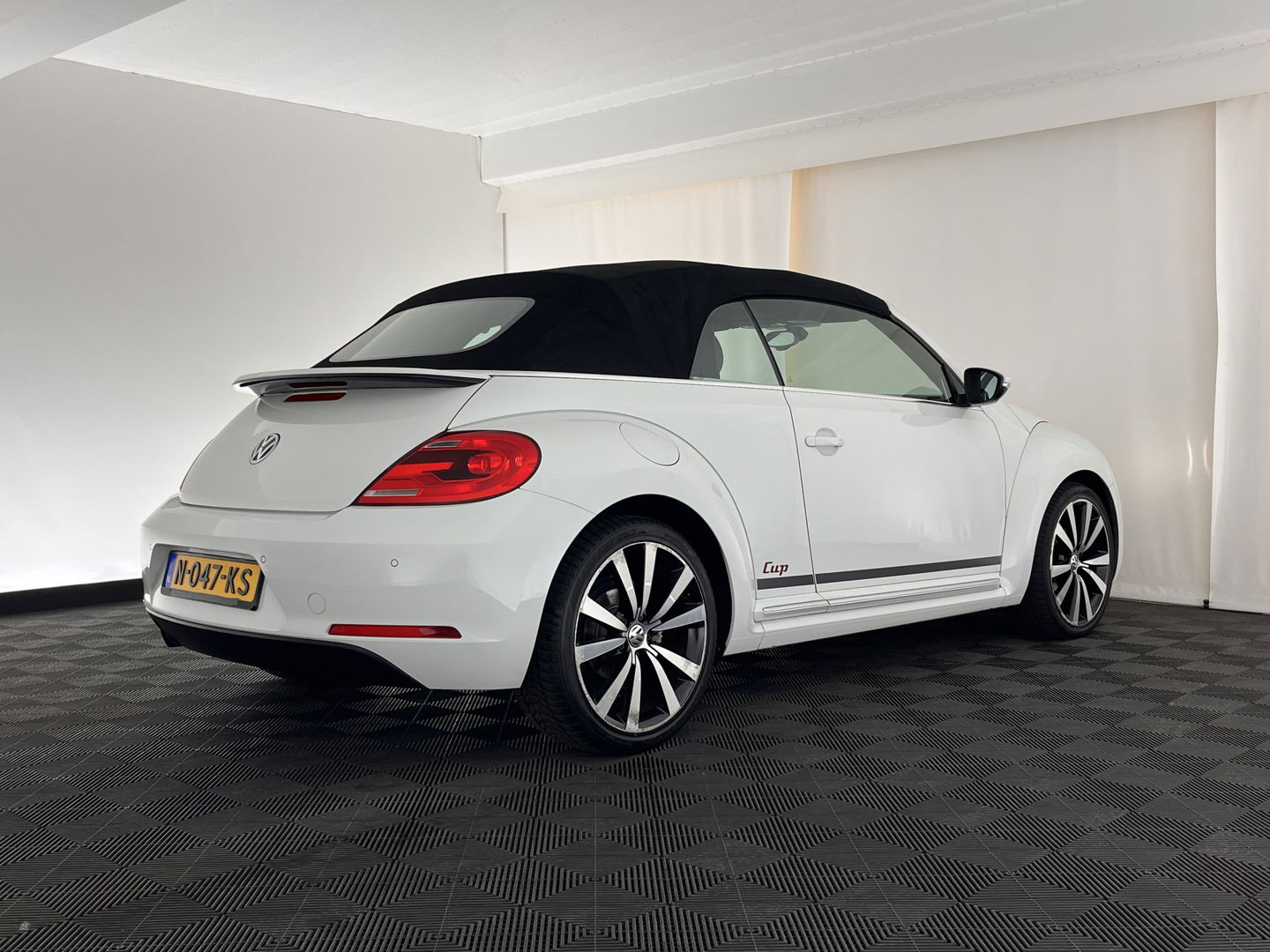Volkswagen Beetle Cabriolet 1.6 TDI Design Cup Aut. *LUXURY-LEATHER | FENDER-AUDIO | CARPLAY | COMFORT-SEATS | HEATED-SEATS | ECC | SHIFTPADDLES | PDC | AIRSCARF | CRUISE | 19''ALU*