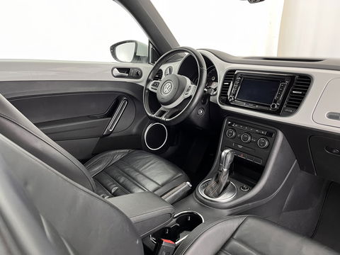 Volkswagen Beetle Cabriolet 1.6 TDI Design Cup Aut. *LUXURY-LEATHER | FENDER-AUDIO | CARPLAY | COMFORT-SEATS | HEATED-SEATS | ECC | SHIFTPADDLES | PDC | AIRSCARF | CRUISE | 19''ALU*