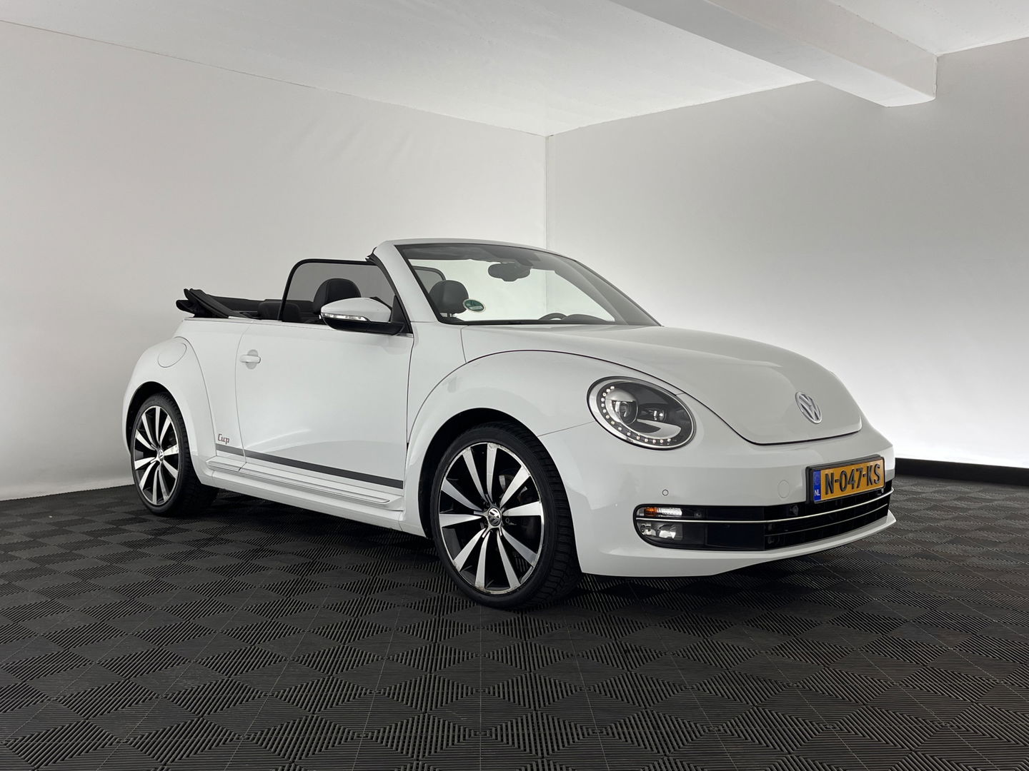 Volkswagen Beetle Cabriolet 1.6 TDI Design Cup Aut. *LUXURY-LEATHER | FENDER-AUDIO | CARPLAY | COMFORT-SEATS | HEATED-SEATS | ECC | SHIFTPADDLES | PDC | AIRSCARF | CRUISE | 19''ALU*