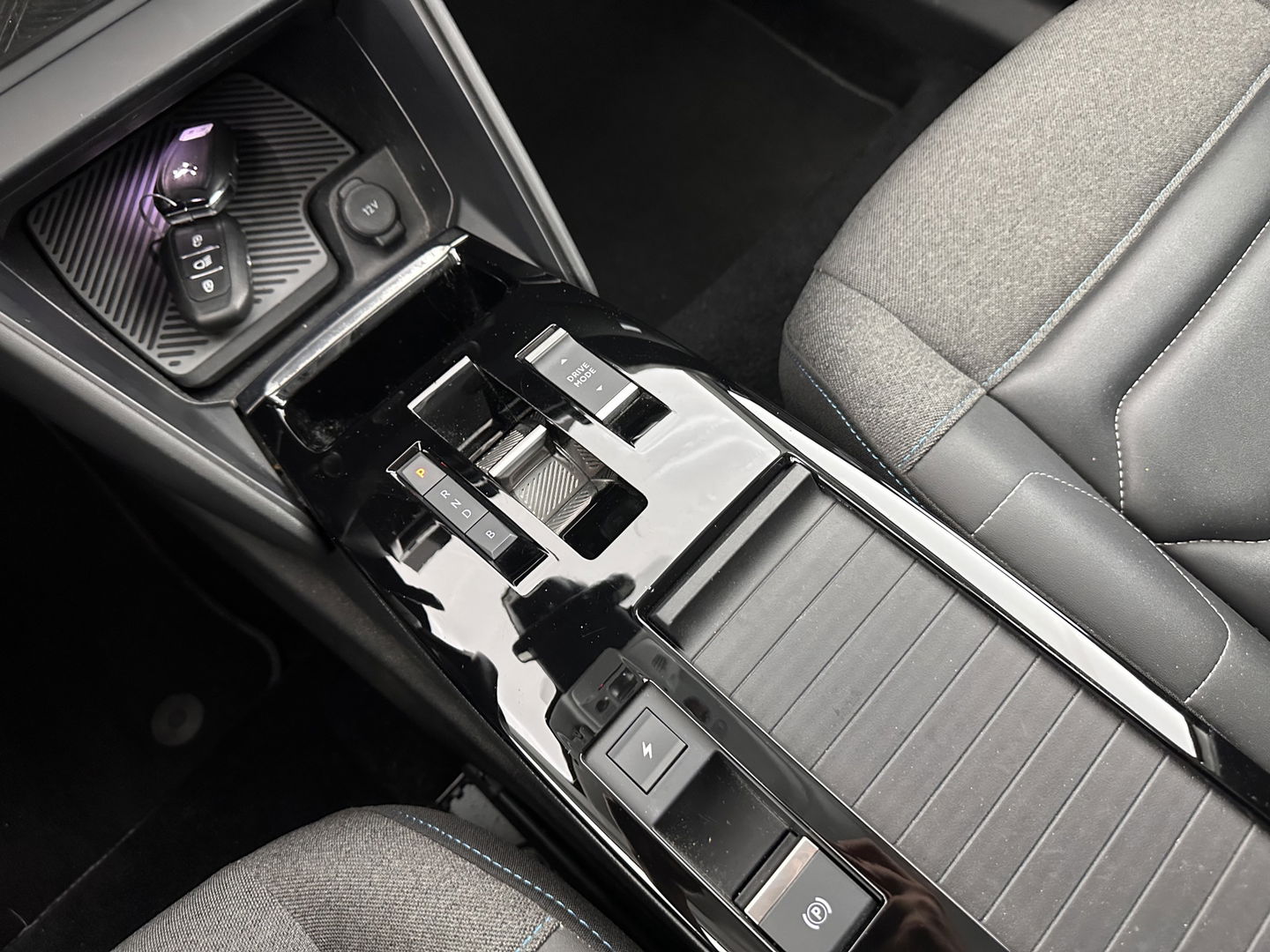 Citroën Ë-C4 Shine 50 kWh [ 3-Fase ] *HEAD-UP | FULL-LED | LEATHER-MICROFIBRE | CAMERA | DIGI-COCKPIT | NAVI-FULLMAP | KEYLESS | COMFORT-SEATS | ECC | LANE-ASSIST | PDC | CCS-FASTLOADER | CRUISE | CARPLAY | 18''ALU*