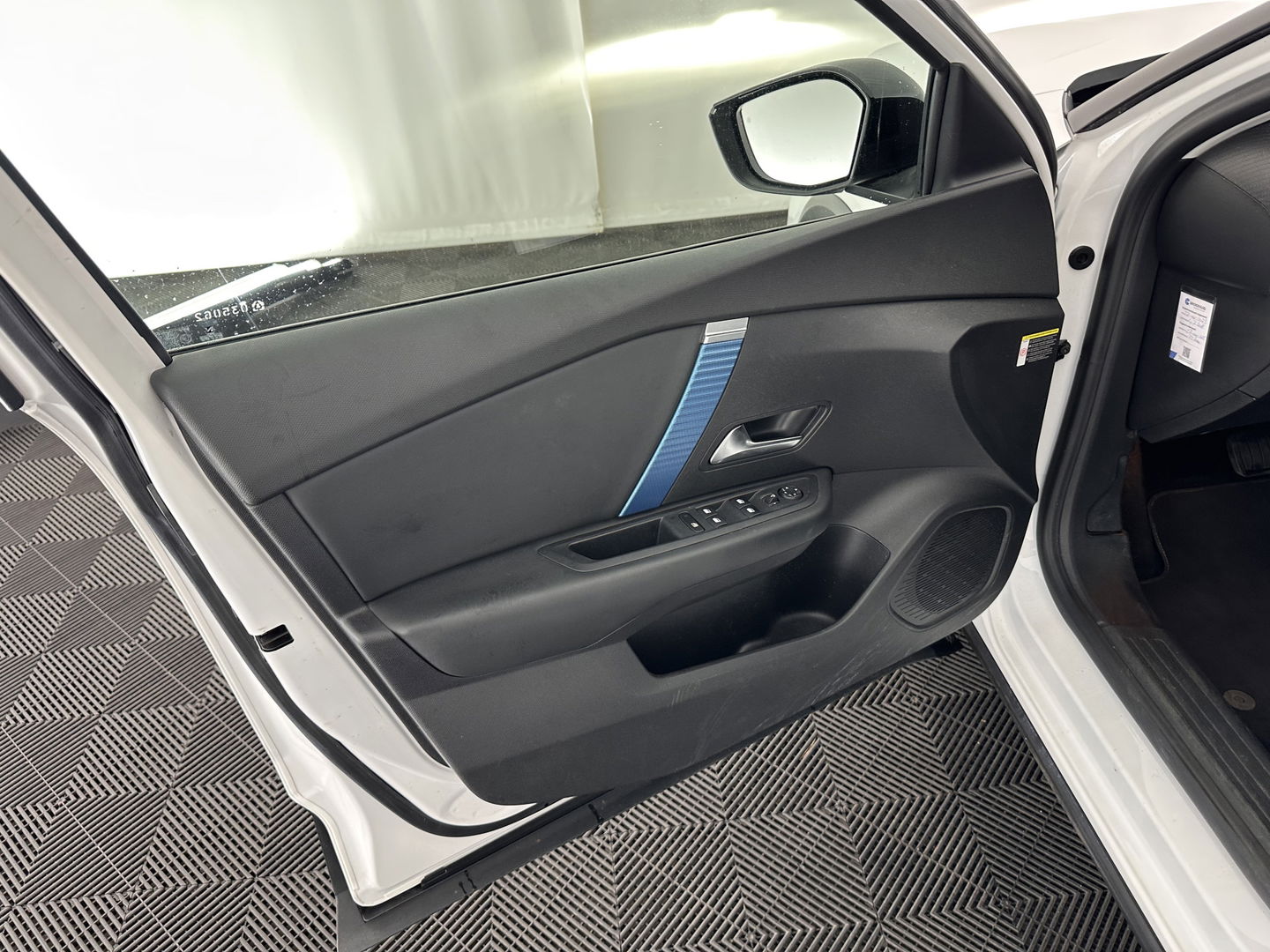 Citroën Ë-C4 Shine 50 kWh [ 3-Fase ] *HEAD-UP | FULL-LED | LEATHER-MICROFIBRE | CAMERA | DIGI-COCKPIT | NAVI-FULLMAP | KEYLESS | COMFORT-SEATS | ECC | LANE-ASSIST | PDC | CCS-FASTLOADER | CRUISE | CARPLAY | 18''ALU*