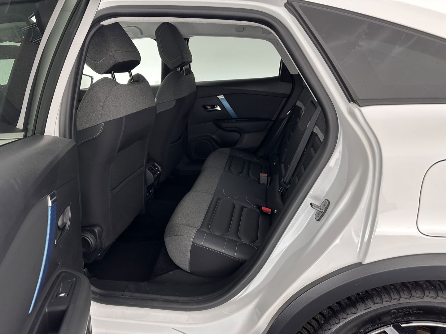Citroën Ë-C4 Shine 50 kWh [ 3-Fase ] *HEAD-UP | FULL-LED | LEATHER-MICROFIBRE | CAMERA | DIGI-COCKPIT | NAVI-FULLMAP | KEYLESS | COMFORT-SEATS | ECC | LANE-ASSIST | PDC | CCS-FASTLOADER | CRUISE | CARPLAY | 18''ALU*