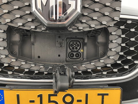 MG ZS EV Luxury 45 kWh (INCL-BTW) *PANO | FULL-LEATHER | CCS-FASTLOADER | KEYLESS | NAVI-FULLMAP | ADAPTIVE-CRUISE | CAMERA | HEATED-SPORTSEATS | CARPLAY | BLINDSPOT | DAB | LANE-ASSIST | 17"ALU*