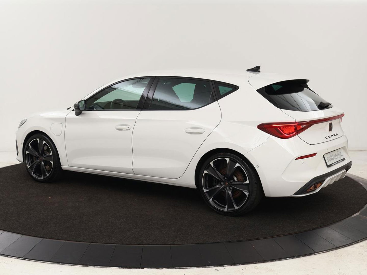 CUPRA Leon 1.4 e-Hybrid VZ | 245pk | Stoel & stuurverwarming | Camera | Navigatie | Sfeerverlichting | Keyless | Full LED | PHEV