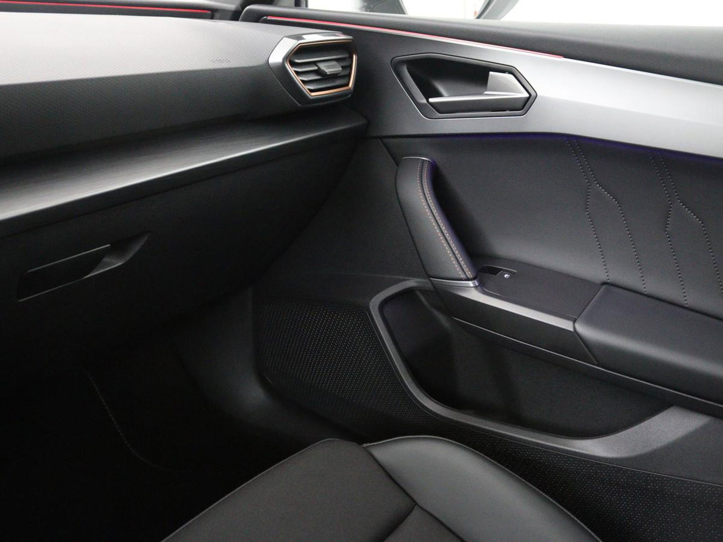 CUPRA Leon 1.4 e-Hybrid VZ | 245pk | Stoel & stuurverwarming | Camera | Navigatie | Sfeerverlichting | Keyless | Full LED | PHEV