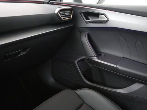 CUPRA Leon 1.4 e-Hybrid VZ | 245pk | Stoel & stuurverwarming | Camera | Navigatie | Sfeerverlichting | Keyless | Full LED | PHEV