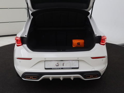 CUPRA Leon 1.4 e-Hybrid VZ | 245pk | Stoel & stuurverwarming | Camera | Navigatie | Sfeerverlichting | Keyless | Full LED | PHEV