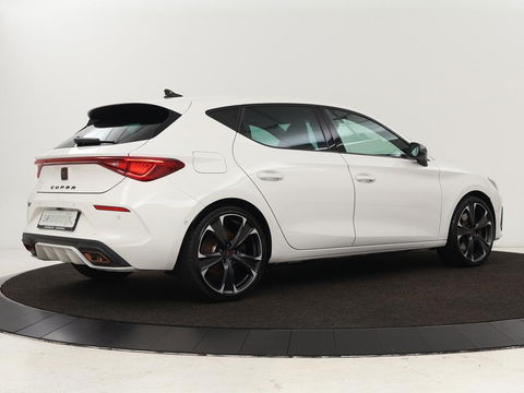 CUPRA Leon 1.4 e-Hybrid VZ | 245pk | Stoel & stuurverwarming | Camera | Navigatie | Sfeerverlichting | Keyless | Full LED | PHEV