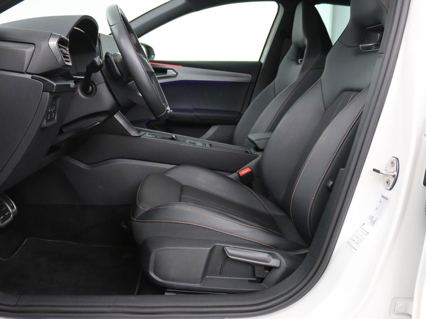 CUPRA Leon 1.4 e-Hybrid VZ | 245pk | Stoel & stuurverwarming | Camera | Navigatie | Sfeerverlichting | Keyless | Full LED | PHEV