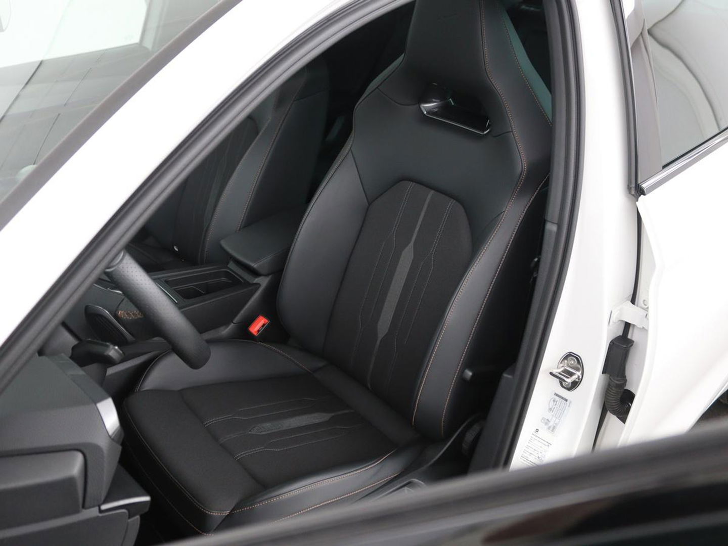 CUPRA Leon 1.4 e-Hybrid VZ | 245pk | Stoel & stuurverwarming | Camera | Navigatie | Sfeerverlichting | Keyless | Full LED | PHEV