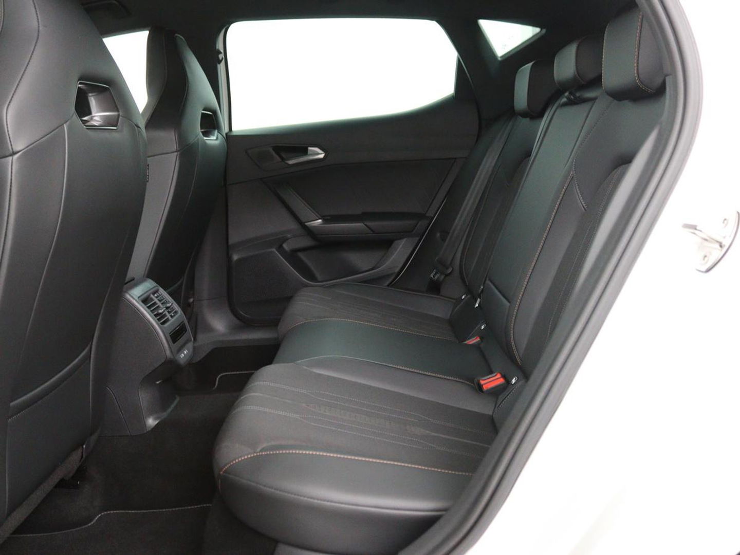 CUPRA Leon 1.4 e-Hybrid VZ | 245pk | Stoel & stuurverwarming | Camera | Navigatie | Sfeerverlichting | Keyless | Full LED | PHEV