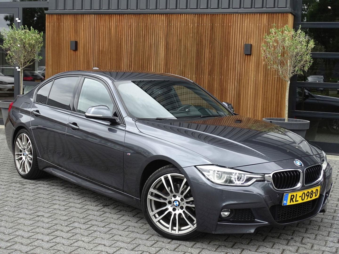 BMW 3-serie 320i TwinTurbo Power / High Exec. M-Individual / LED / *NAP*