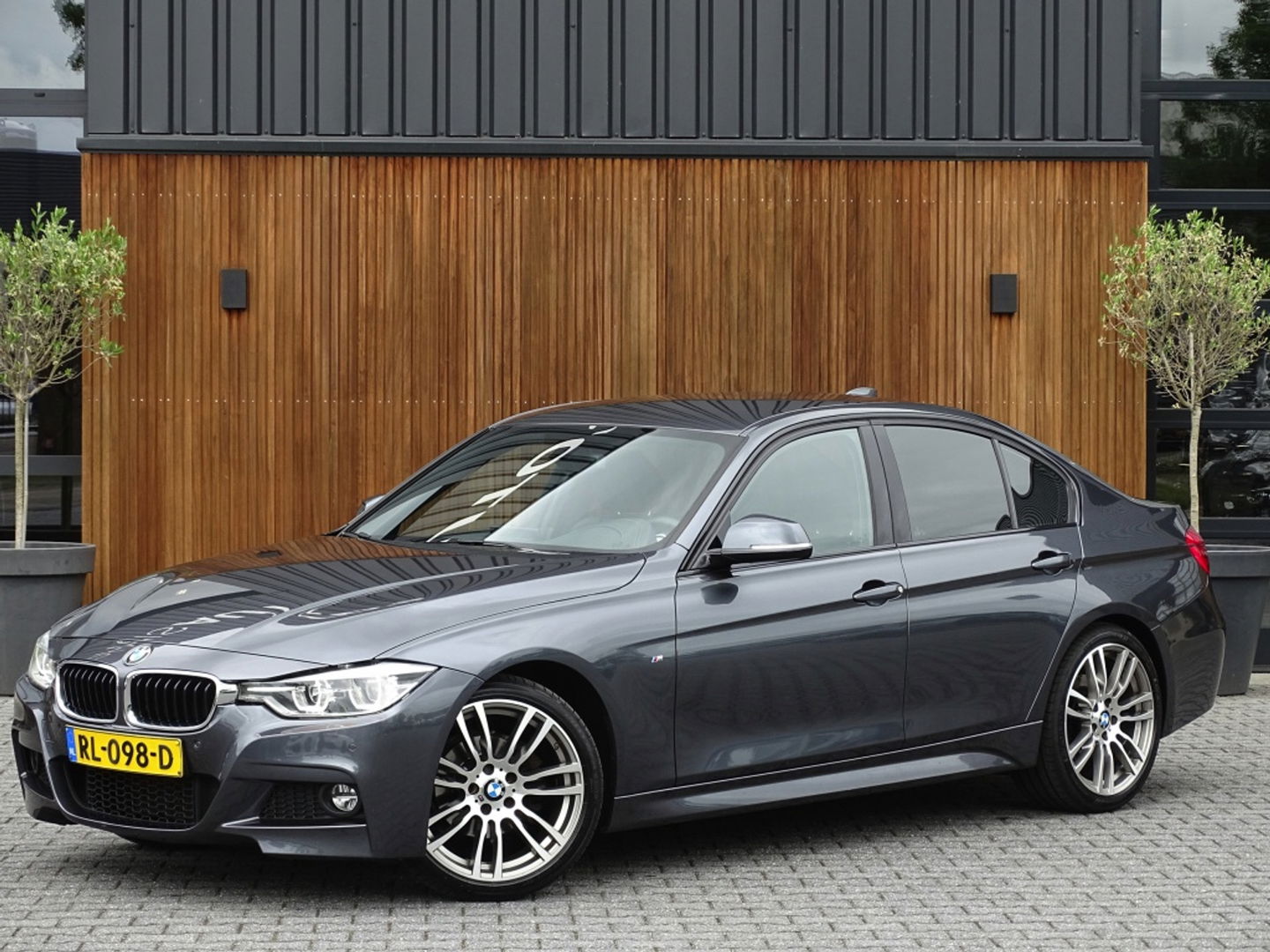 BMW 3-serie 320i TwinTurbo Power / High Exec. M-Individual / LED / *NAP*
