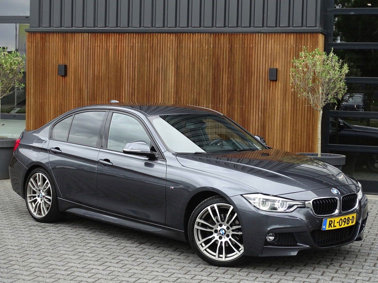 BMW 3-serie 320i TwinTurbo Power / High Exec. M-Individual / LED / *NAP*