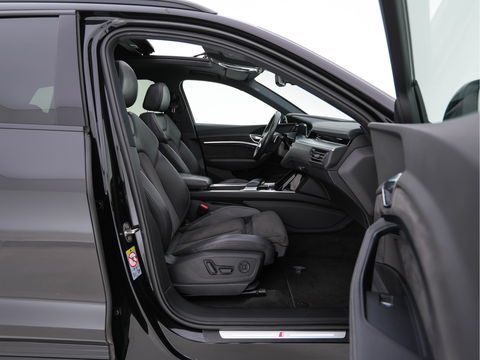 Audi e-tron 50 quattro Launch edition Black 71 kWh (INCL-BTW) *PANO | 1/2LEATHER | DIGI-COCKPIT | FULL-LED | MEMORY-PACK | ADAPTIVE-CRUISE | SPORT-SEATS | NAVI-FULLMAP | HEATED-SEATS | KEYLESS | SHIFT-PADDLES*