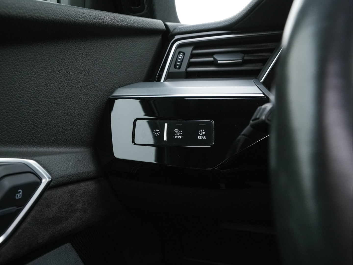 Audi e-tron 50 quattro Launch edition Black 71 kWh (INCL-BTW) *PANO | 1/2LEATHER | DIGI-COCKPIT | FULL-LED | MEMORY-PACK | ADAPTIVE-CRUISE | SPORT-SEATS | NAVI-FULLMAP | HEATED-SEATS | KEYLESS | SHIFT-PADDLES*