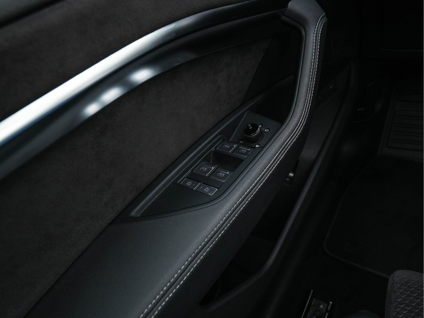 Audi e-tron 50 quattro Launch edition Black 71 kWh (INCL-BTW) *PANO | 1/2LEATHER | DIGI-COCKPIT | FULL-LED | MEMORY-PACK | ADAPTIVE-CRUISE | SPORT-SEATS | NAVI-FULLMAP | HEATED-SEATS | KEYLESS | SHIFT-PADDLES*