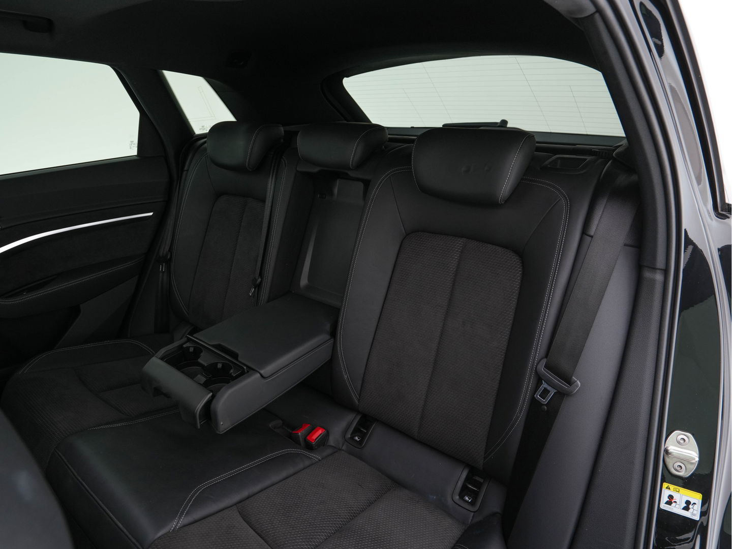 Audi e-tron 50 quattro Launch edition Black 71 kWh (INCL-BTW) *PANO | 1/2LEATHER | DIGI-COCKPIT | FULL-LED | MEMORY-PACK | ADAPTIVE-CRUISE | SPORT-SEATS | NAVI-FULLMAP | HEATED-SEATS | KEYLESS | SHIFT-PADDLES*