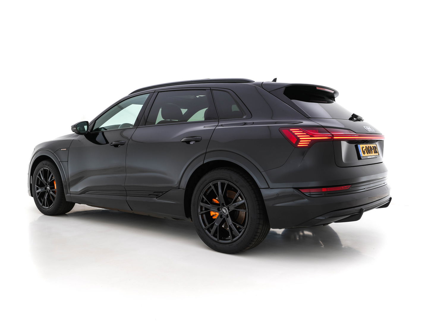 Audi e-tron 50 quattro Launch edition Black 71 kWh (INCL-BTW) *PANO | 1/2LEATHER | DIGI-COCKPIT | FULL-LED | MEMORY-PACK | ADAPTIVE-CRUISE | SPORT-SEATS | NAVI-FULLMAP | HEATED-SEATS | KEYLESS | SHIFT-PADDLES*