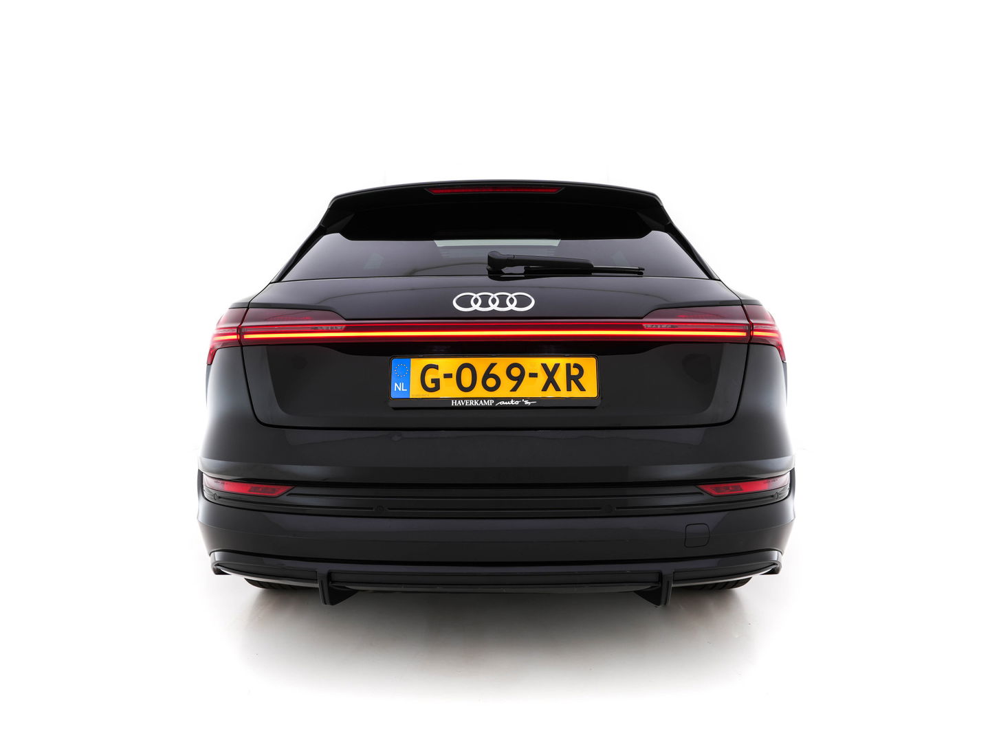 Audi e-tron 50 quattro Launch edition Black 71 kWh (INCL-BTW) *PANO | 1/2LEATHER | DIGI-COCKPIT | FULL-LED | MEMORY-PACK | ADAPTIVE-CRUISE | SPORT-SEATS | NAVI-FULLMAP | HEATED-SEATS | KEYLESS | SHIFT-PADDLES*