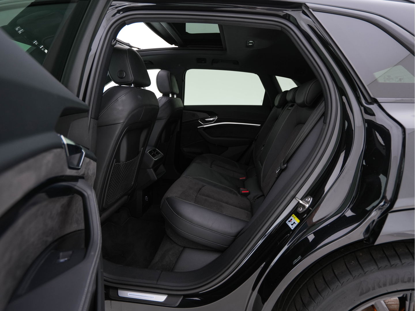 Audi e-tron 50 quattro Launch edition Black 71 kWh (INCL-BTW) *PANO | 1/2LEATHER | DIGI-COCKPIT | FULL-LED | MEMORY-PACK | ADAPTIVE-CRUISE | SPORT-SEATS | NAVI-FULLMAP | HEATED-SEATS | KEYLESS | SHIFT-PADDLES*