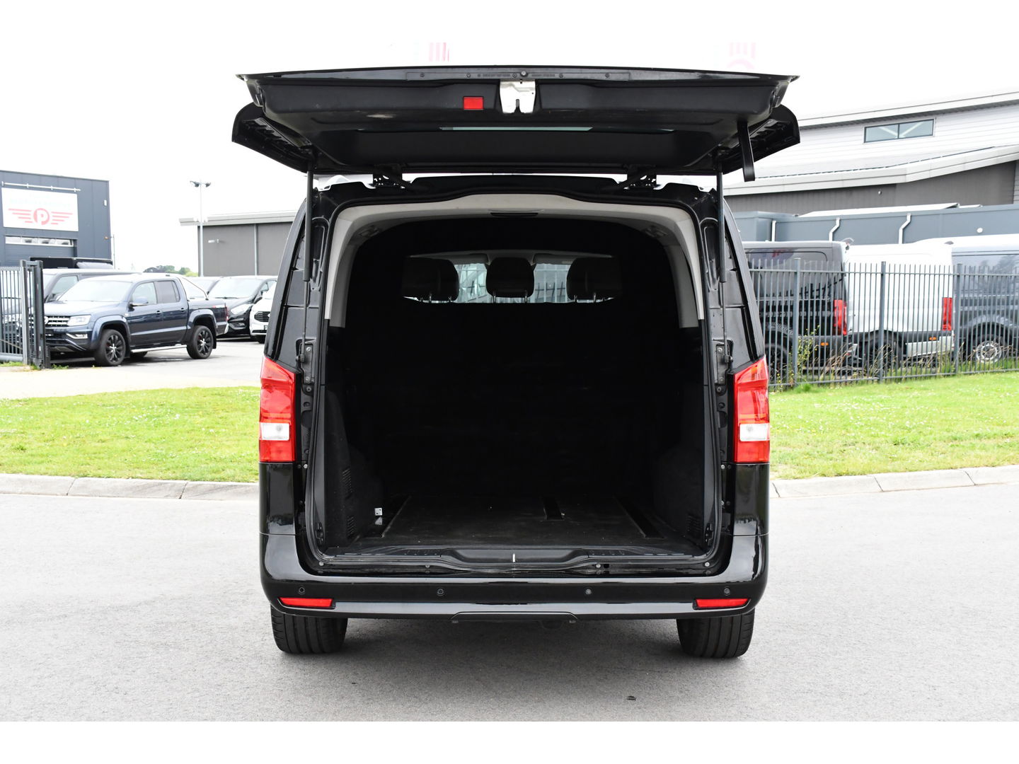 Mercedes-Benz Vito 119 CDI L3 DC Black Edition Cruise, Camera, Carplay, Leder, 190PK, LED, 2x Elektrische Schuifdeur, Uniek!