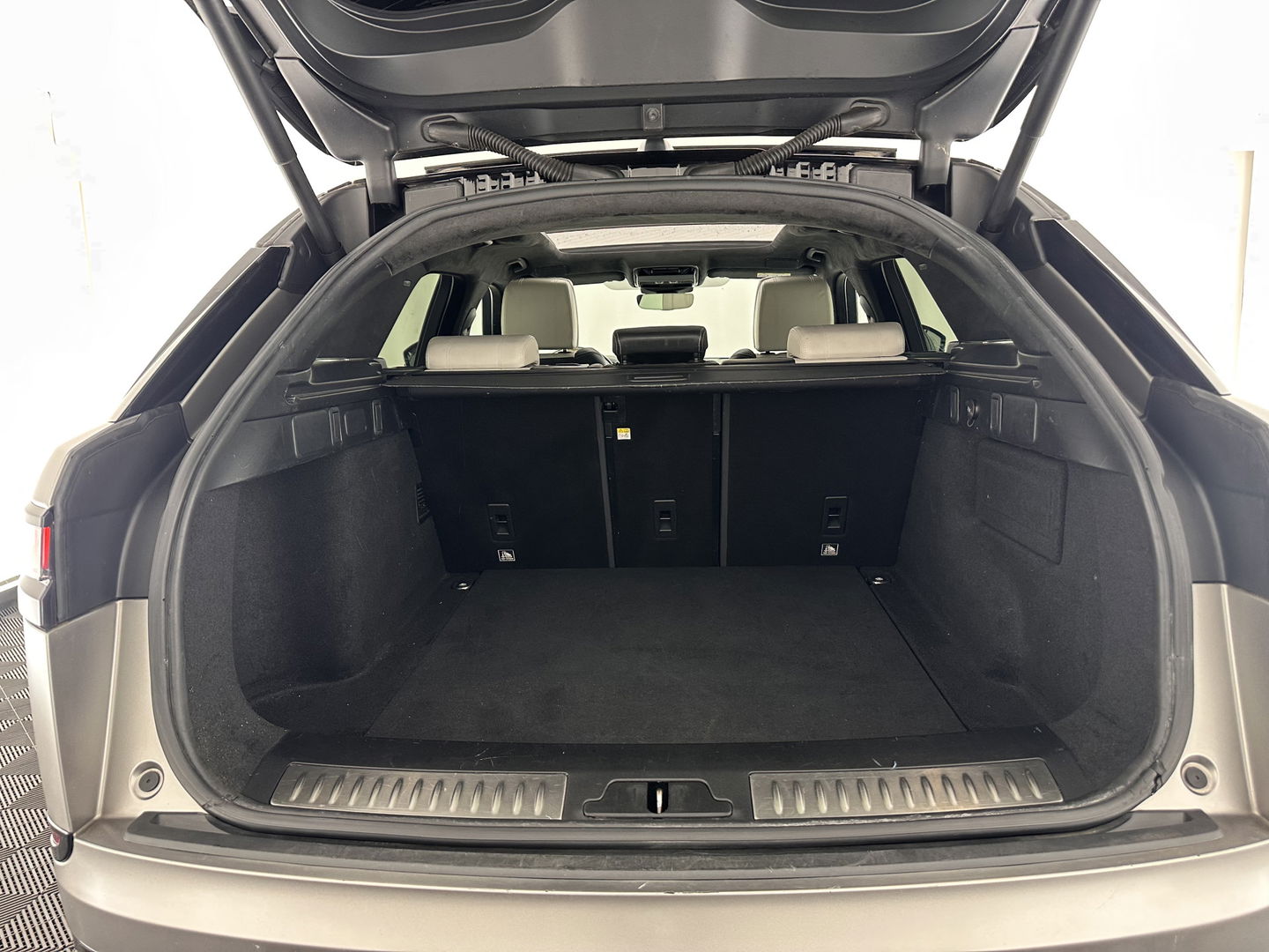 Land Rover Range Rover Velar 3.0 V6 AWD First Edition Aut. *PANO | FULL-LEATHER | HEAD-UP | FULL-LED | MERIDIAN-SOUND | NAVI-FULLMAP | DIGI-COCKPIT | CAMERA | ECC | PDC | CRUISE | KEYLESS | BLIND-SPOT | 22''ALU*