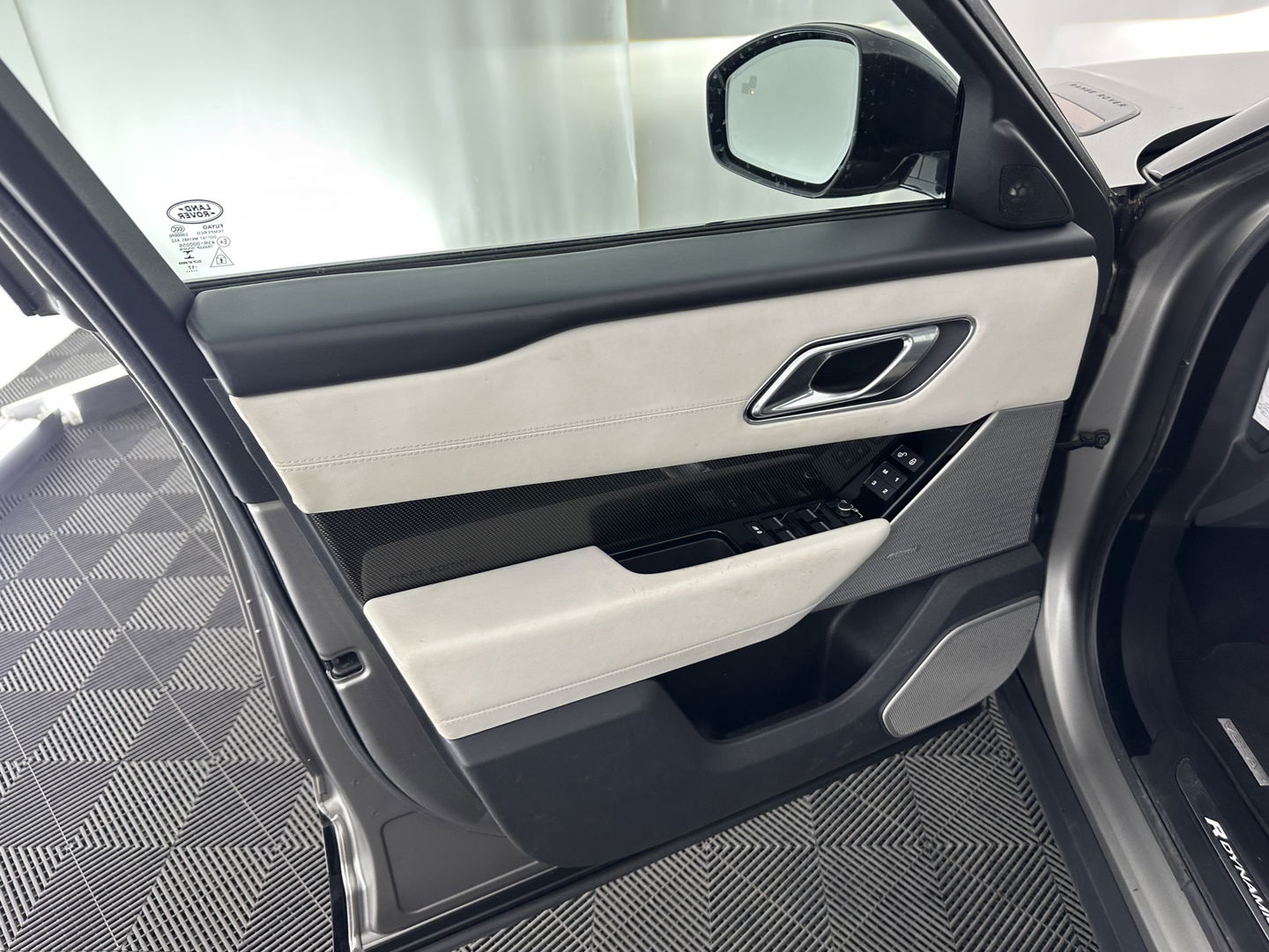 Land Rover Range Rover Velar 3.0 V6 AWD First Edition Aut. *PANO | FULL-LEATHER | HEAD-UP | FULL-LED | MERIDIAN-SOUND | NAVI-FULLMAP | DIGI-COCKPIT | CAMERA | ECC | PDC | CRUISE | KEYLESS | BLIND-SPOT | 22''ALU*