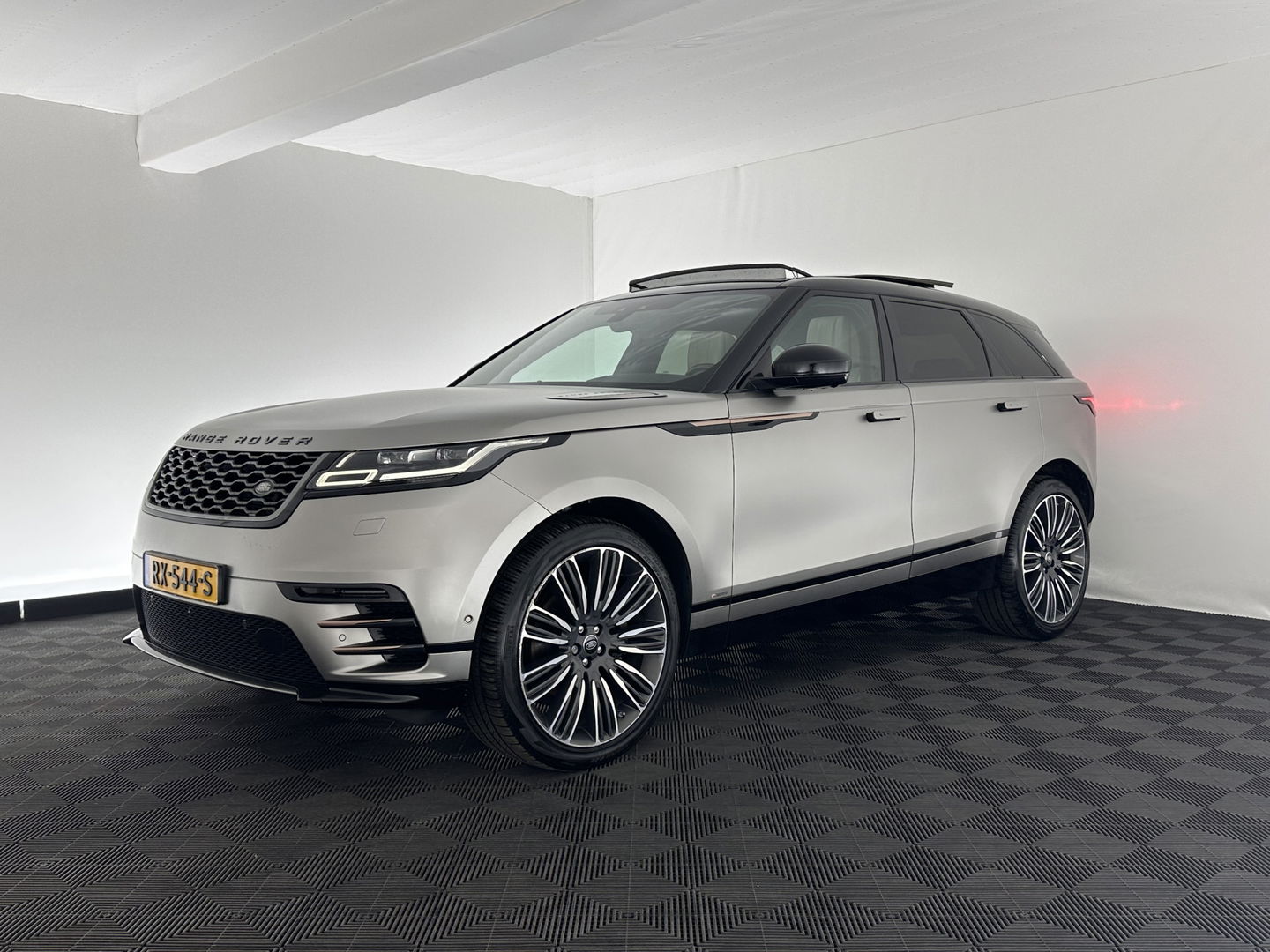 Land Rover Range Rover Velar 3.0 V6 AWD First Edition Aut. *PANO | FULL-LEATHER | HEAD-UP | FULL-LED | MERIDIAN-SOUND | NAVI-FULLMAP | DIGI-COCKPIT | CAMERA | ECC | PDC | CRUISE | KEYLESS | BLIND-SPOT | 22''ALU*