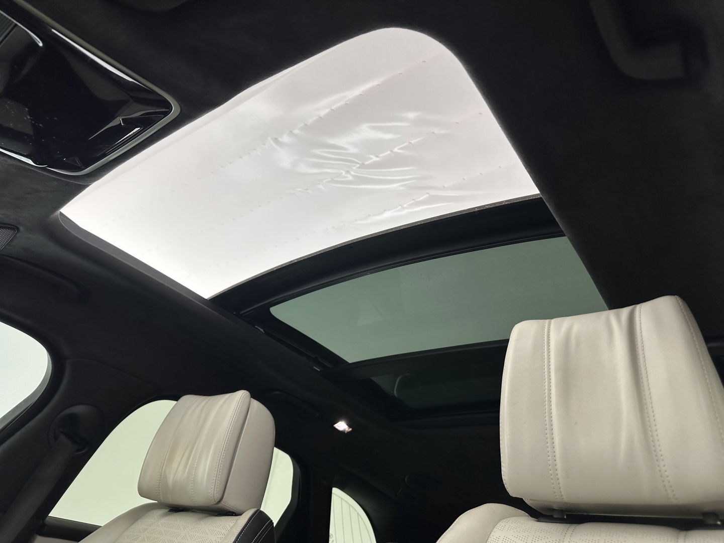 Land Rover Range Rover Velar 3.0 V6 AWD First Edition Aut. *PANO | FULL-LEATHER | HEAD-UP | FULL-LED | MERIDIAN-SOUND | NAVI-FULLMAP | DIGI-COCKPIT | CAMERA | ECC | PDC | CRUISE | KEYLESS | BLIND-SPOT | 22''ALU*
