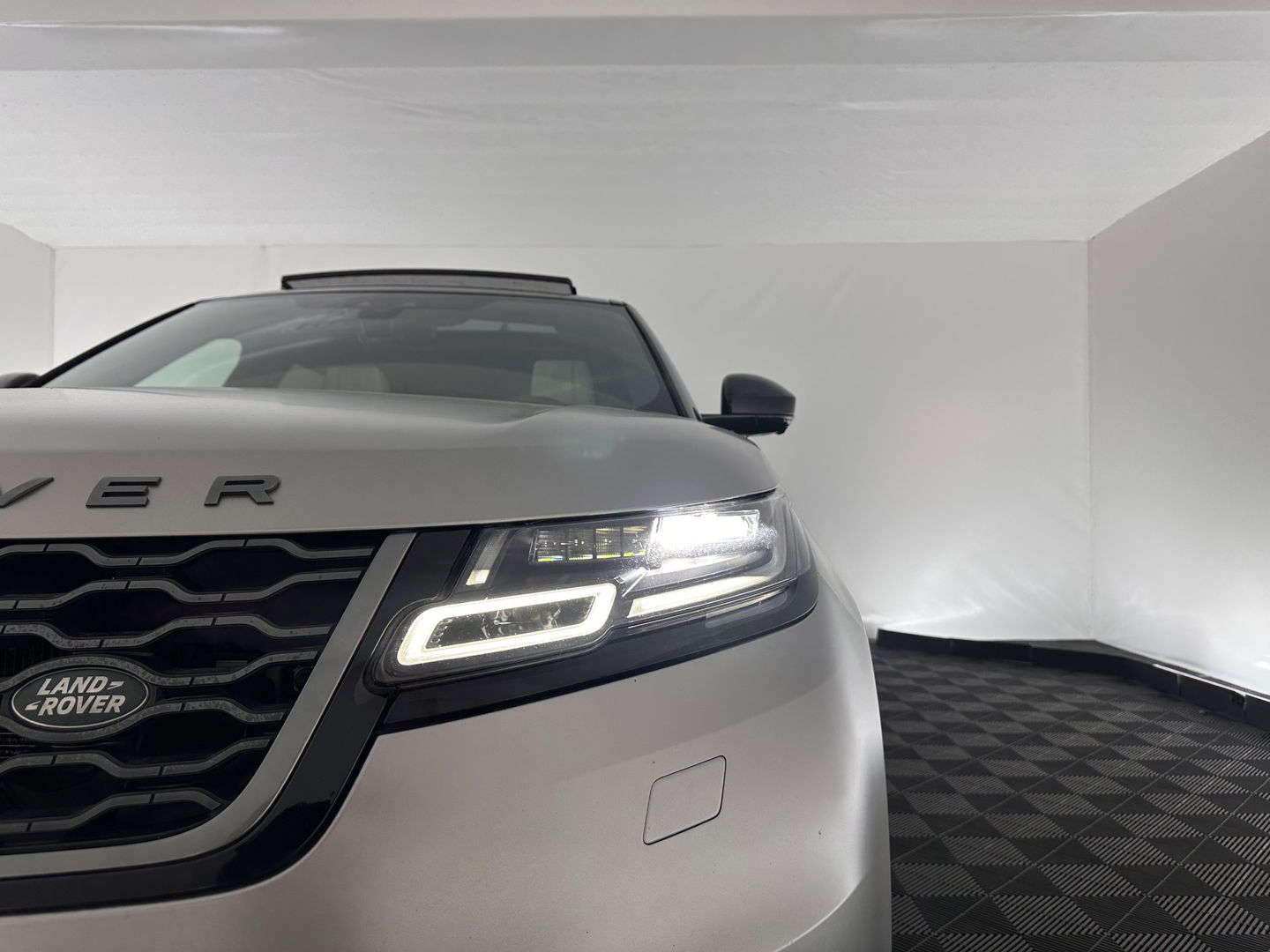 Land Rover Range Rover Velar 3.0 V6 AWD First Edition Aut. *PANO | FULL-LEATHER | HEAD-UP | FULL-LED | MERIDIAN-SOUND | NAVI-FULLMAP | DIGI-COCKPIT | CAMERA | ECC | PDC | CRUISE | KEYLESS | BLIND-SPOT | 22''ALU*