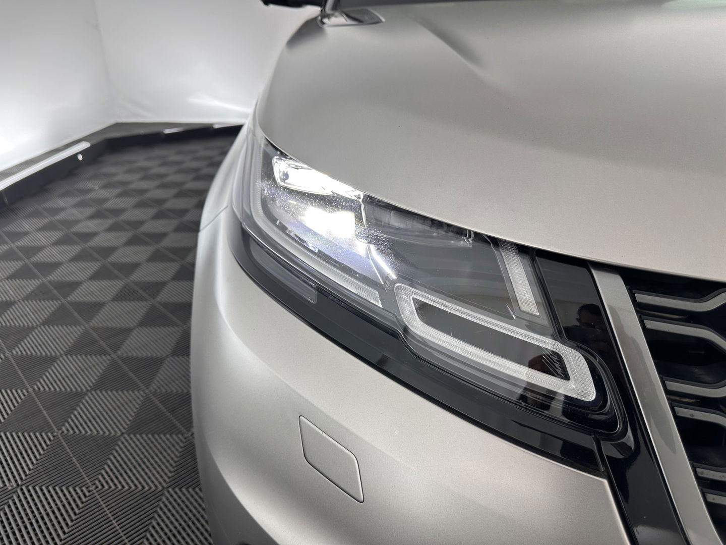 Land Rover Range Rover Velar 3.0 V6 AWD First Edition Aut. *PANO | FULL-LEATHER | HEAD-UP | FULL-LED | MERIDIAN-SOUND | NAVI-FULLMAP | DIGI-COCKPIT | CAMERA | ECC | PDC | CRUISE | KEYLESS | BLIND-SPOT | 22''ALU*