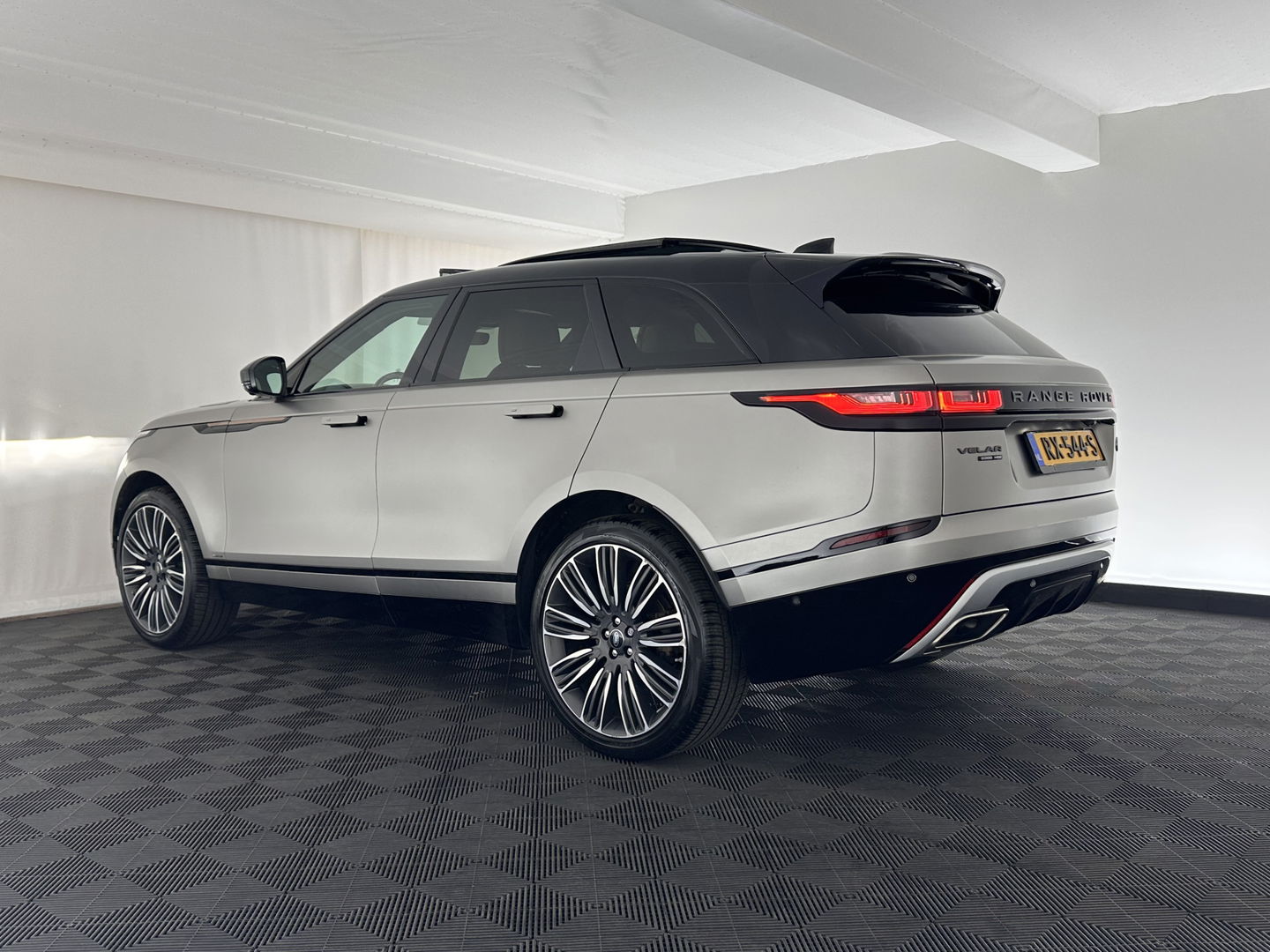 Land Rover Range Rover Velar 3.0 V6 AWD First Edition Aut. *PANO | FULL-LEATHER | HEAD-UP | FULL-LED | MERIDIAN-SOUND | NAVI-FULLMAP | DIGI-COCKPIT | CAMERA | ECC | PDC | CRUISE | KEYLESS | BLIND-SPOT | 22''ALU*
