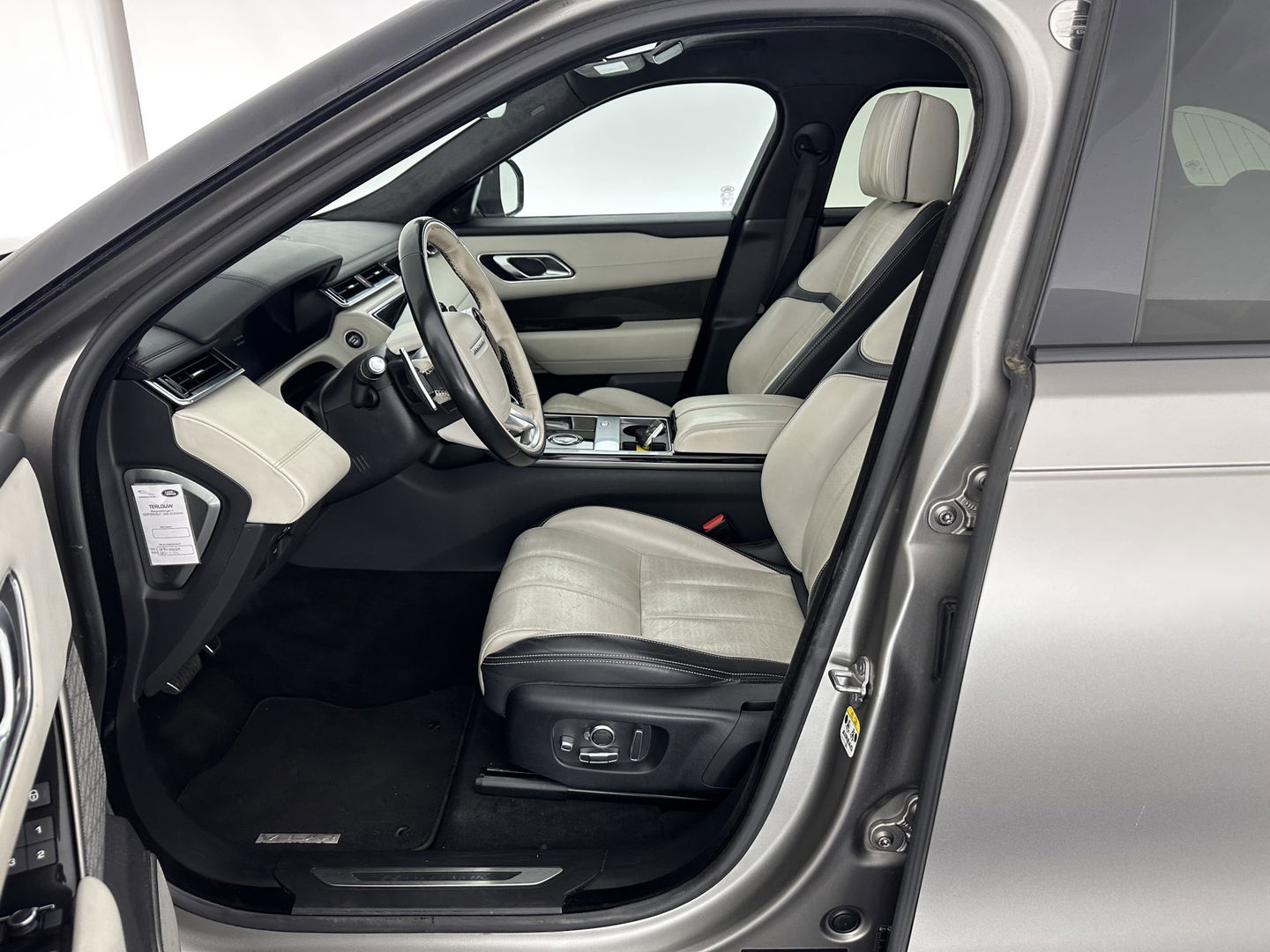 Land Rover Range Rover Velar 3.0 V6 AWD First Edition Aut. *PANO | FULL-LEATHER | HEAD-UP | FULL-LED | MERIDIAN-SOUND | NAVI-FULLMAP | DIGI-COCKPIT | CAMERA | ECC | PDC | CRUISE | KEYLESS | BLIND-SPOT | 22''ALU*