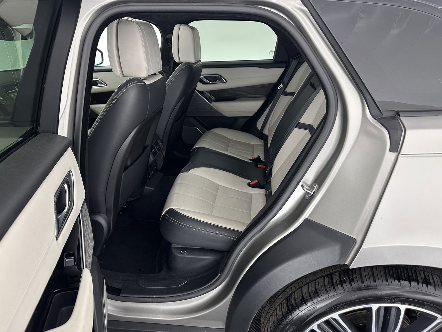 Land Rover Range Rover Velar 3.0 V6 AWD First Edition Aut. *PANO | FULL-LEATHER | HEAD-UP | FULL-LED | MERIDIAN-SOUND | NAVI-FULLMAP | DIGI-COCKPIT | CAMERA | ECC | PDC | CRUISE | KEYLESS | BLIND-SPOT | 22''ALU*