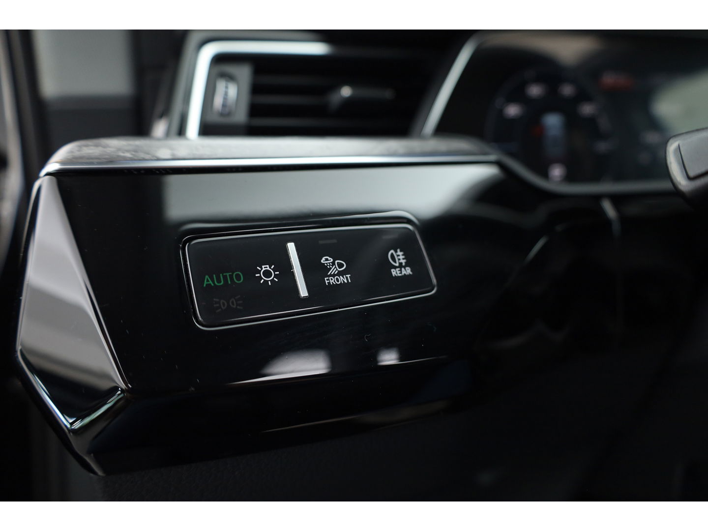 Audi e-tron e-tron 55 quattro advanced 95 kWh | Pano | HUD | Soft Close | Bang & Olufsen | Stoelventilatie | Afn. Trekhaak