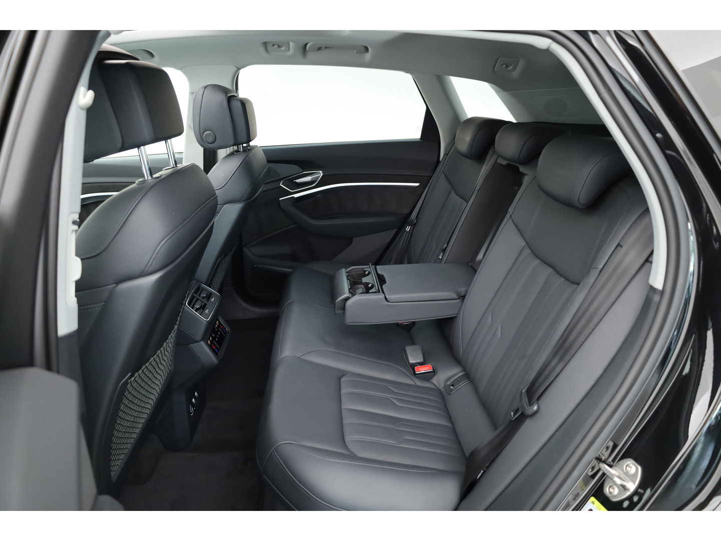 Audi e-tron e-tron 55 quattro advanced 95 kWh | Pano | HUD | Soft Close | Bang & Olufsen | Stoelventilatie | Afn. Trekhaak