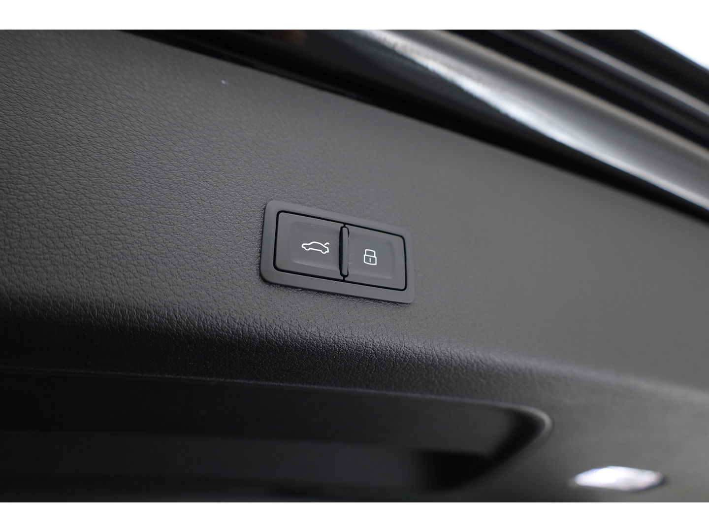 Audi e-tron e-tron 55 quattro advanced 95 kWh | Pano | HUD | Soft Close | Bang & Olufsen | Stoelventilatie | Afn. Trekhaak