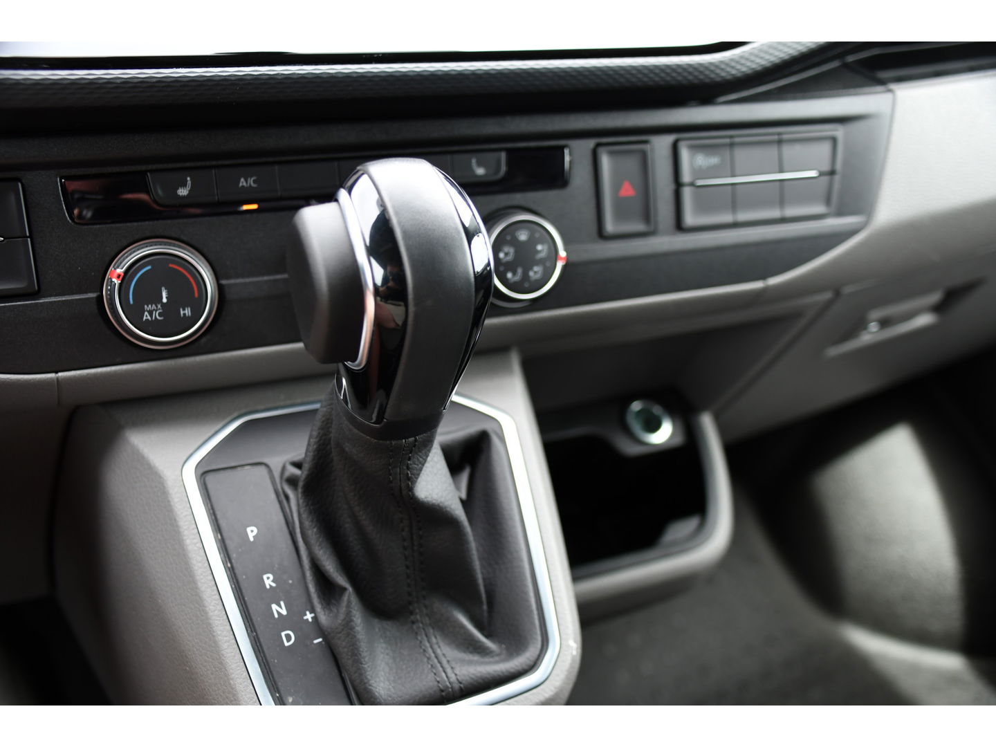 Volkswagen Transporter 2.0 TDI L1H1 30 Bulli Virtual, Adaptieve Cruise, Carplay, LED, 150PK, Multimedia, NAVI, Standkachel, Stoelverwarming,