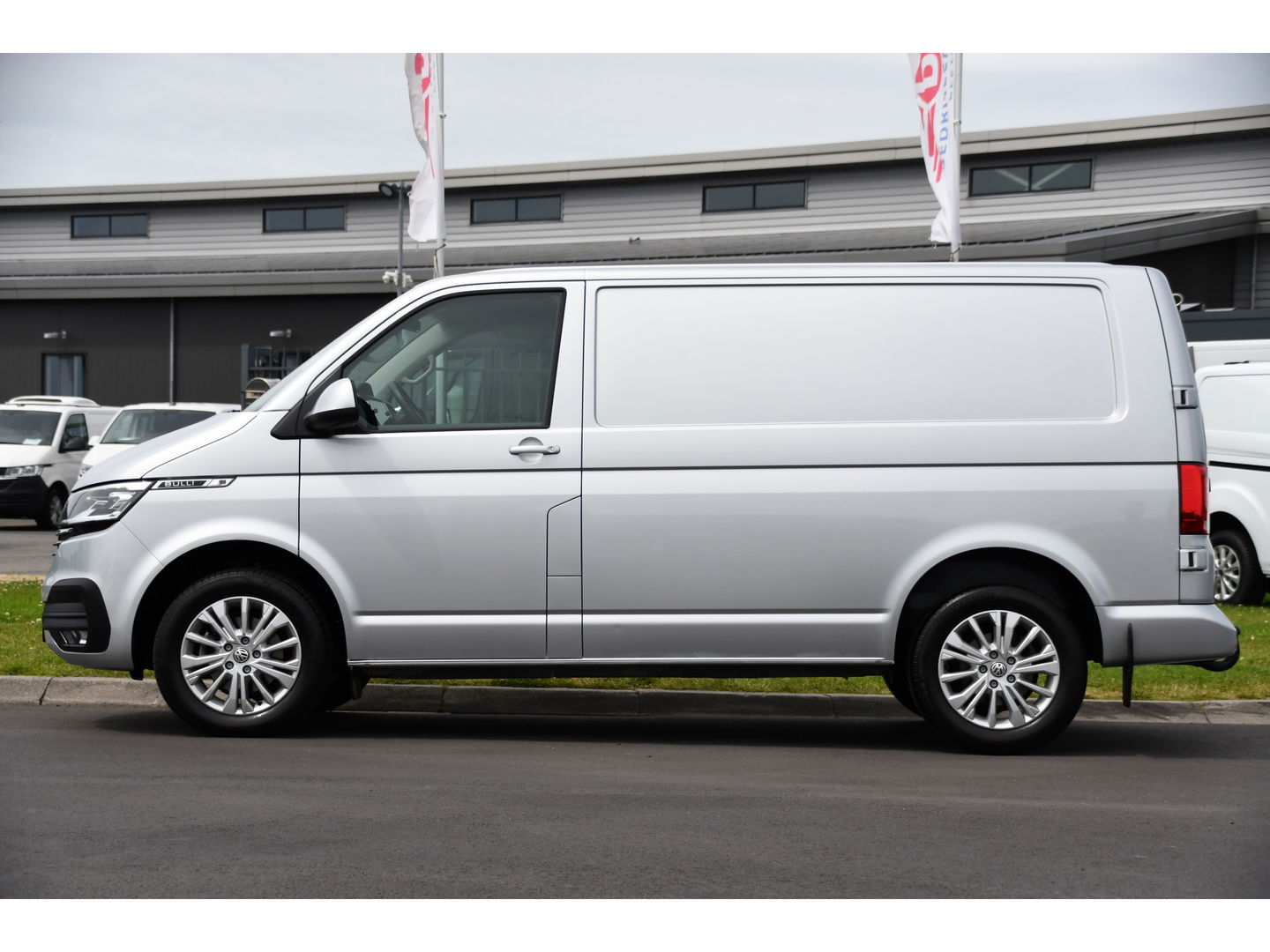 Volkswagen Transporter 2.0 TDI L1H1 30 Bulli Virtual, Adaptieve Cruise, Carplay, LED, 150PK, Multimedia, NAVI, Standkachel, Stoelverwarming,