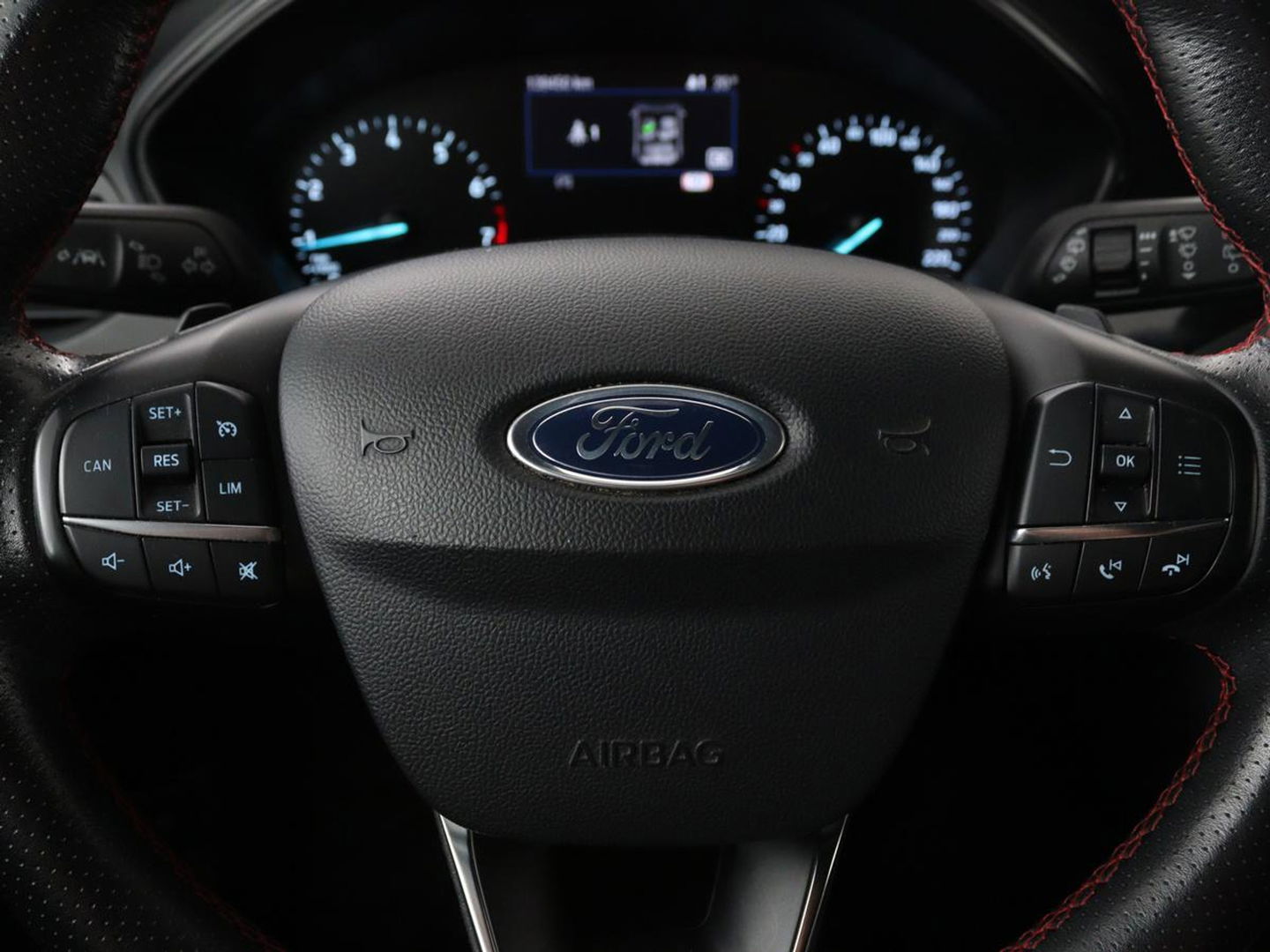 Ford Focus 1.0 EcoBoost ST Line | Stoel & stuurverwarming | Camera | Trekhaak | Climate control | Carplay | Navigatie | Cruise control