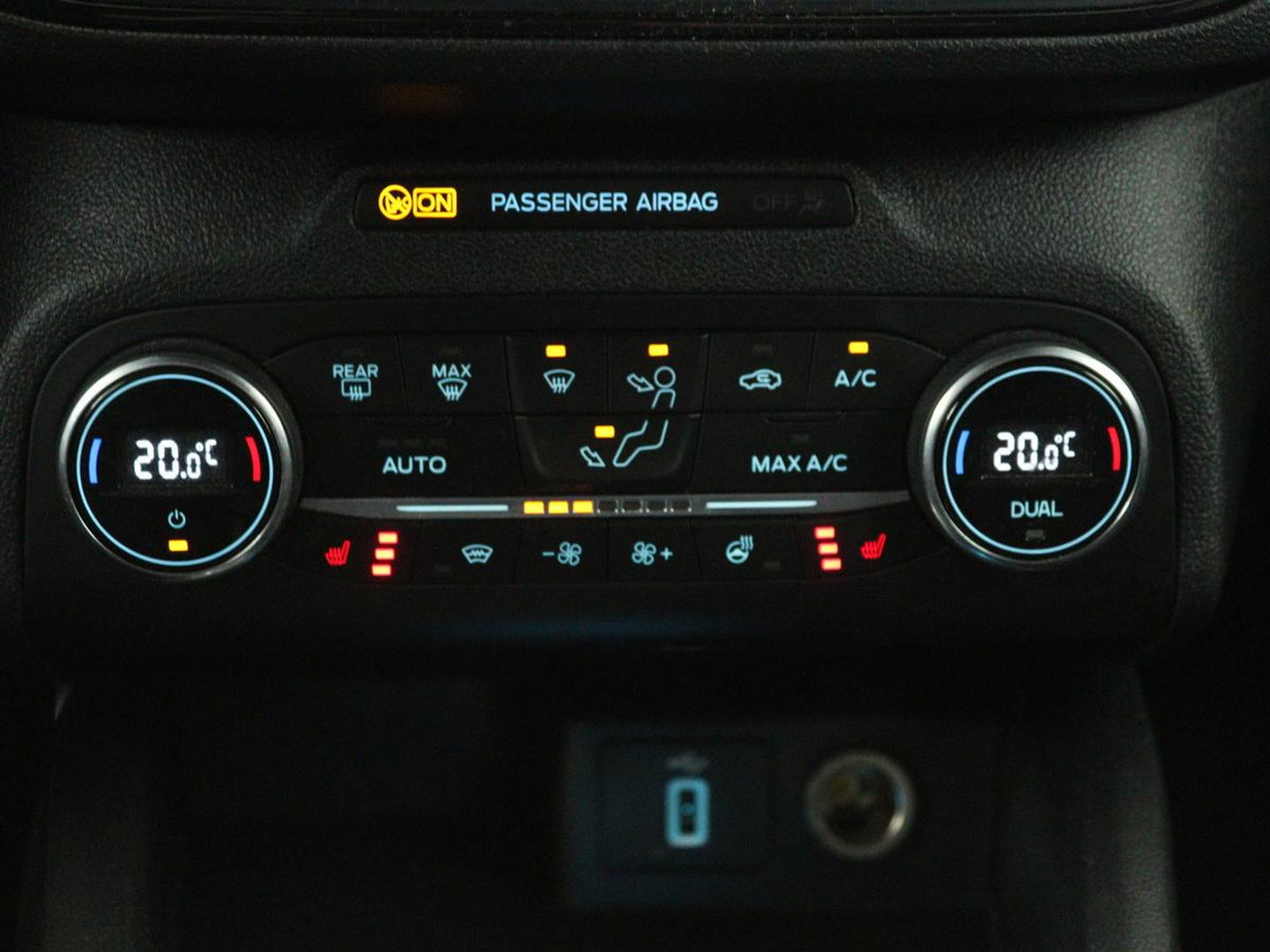 Ford Focus 1.0 EcoBoost ST Line | Stoel & stuurverwarming | Camera | Trekhaak | Climate control | Carplay | Navigatie | Cruise control