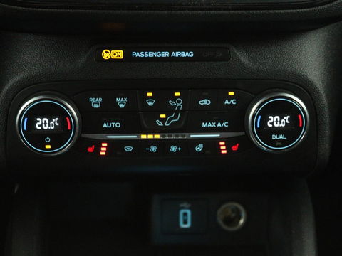 Ford Focus 1.0 EcoBoost ST Line | Stoel & stuurverwarming | Camera | Trekhaak | Climate control | Carplay | Navigatie | Cruise control