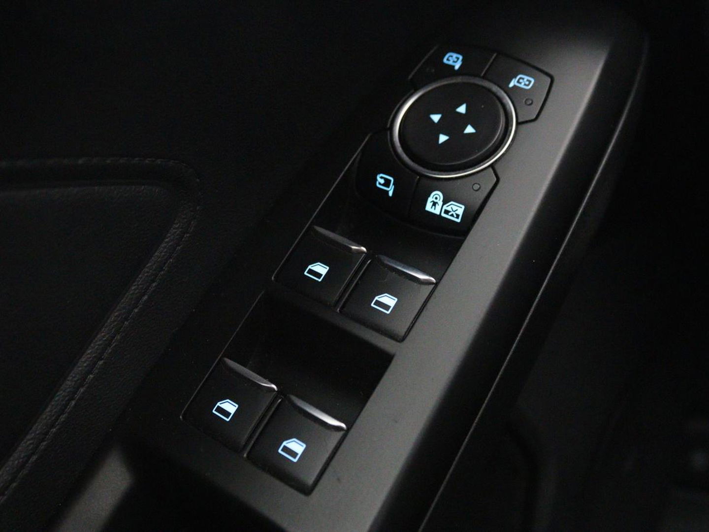 Ford Focus 1.0 EcoBoost ST Line | Stoel & stuurverwarming | Camera | Trekhaak | Climate control | Carplay | Navigatie | Cruise control