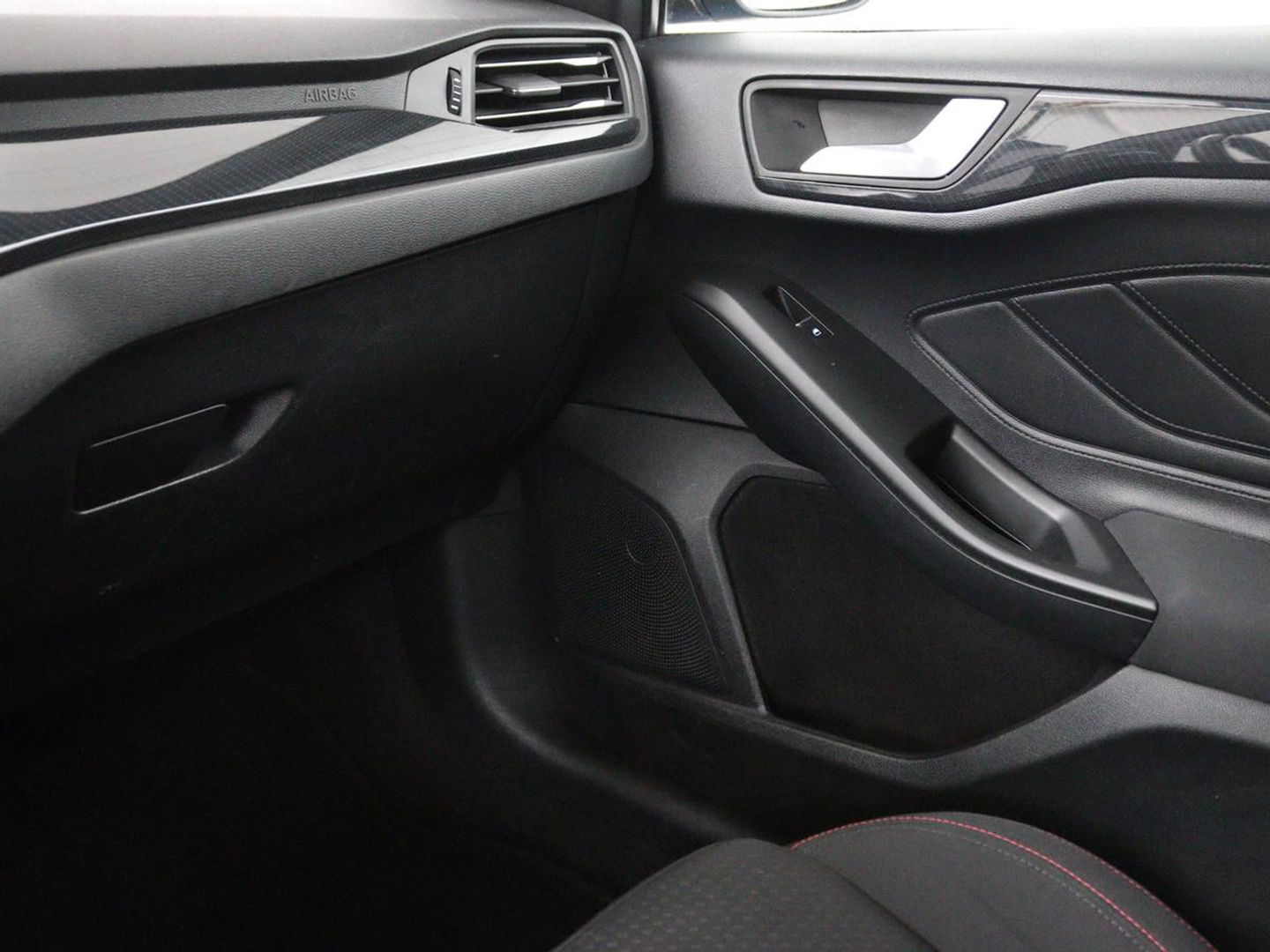 Ford Focus 1.0 EcoBoost ST Line | Stoel & stuurverwarming | Camera | Trekhaak | Climate control | Carplay | Navigatie | Cruise control