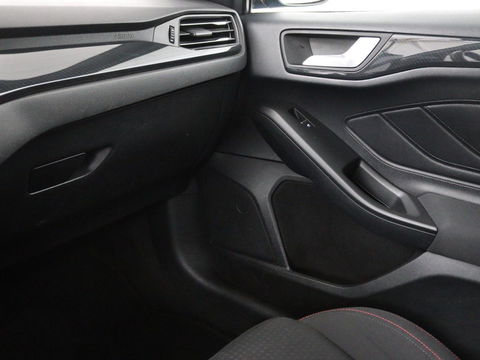 Ford Focus 1.0 EcoBoost ST Line | Stoel & stuurverwarming | Camera | Trekhaak | Climate control | Carplay | Navigatie | Cruise control